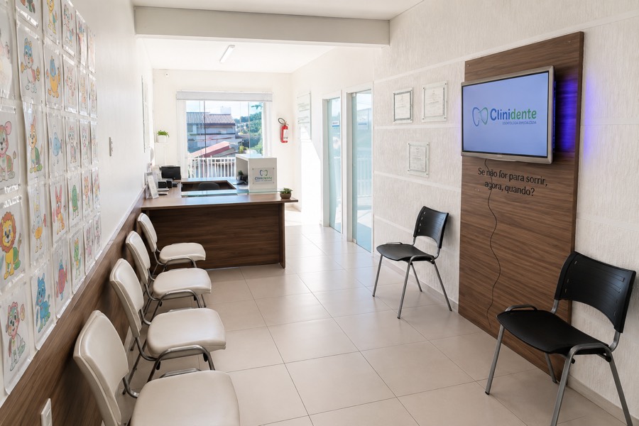 Sala de espera da Clinidente, ampla e iluminada
